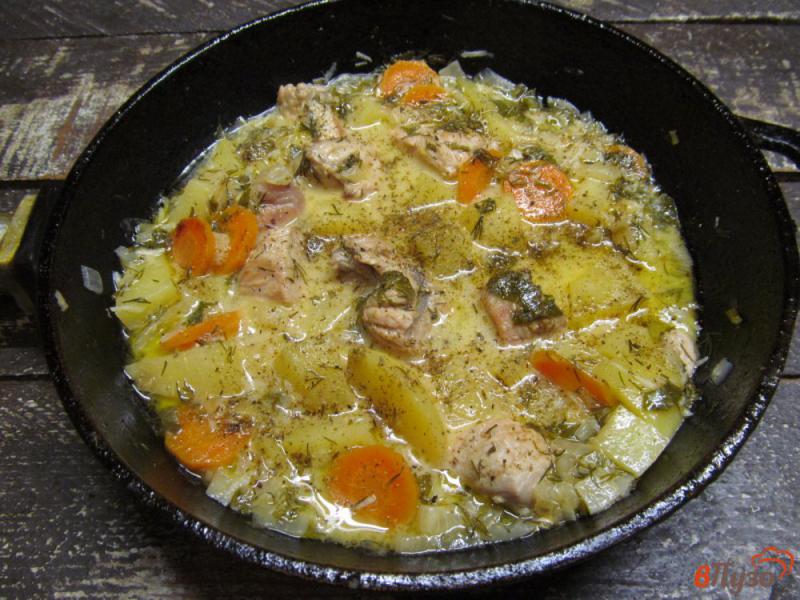 Фото приготовление рецепта: Тушеная индейка с картошкой в сметанно-чесночном соусе шаг №8