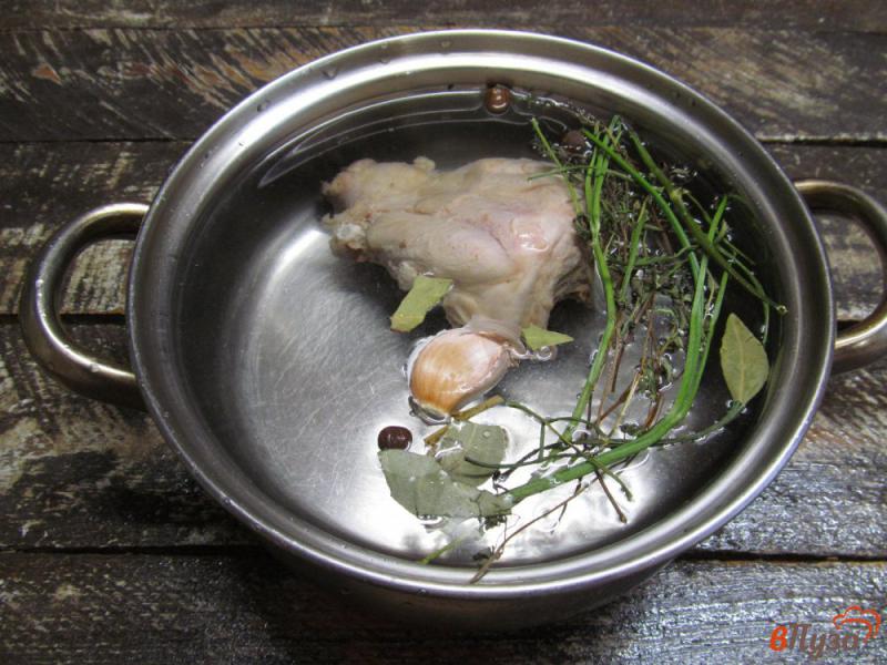 Фото приготовление рецепта: Куриный суп с брокколи фасолью и шампиньонами шаг №1
