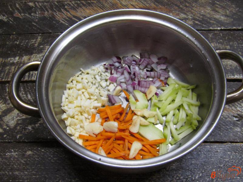 Фото приготовление рецепта: Куриный суп с брокколи фасолью и шампиньонами шаг №2
