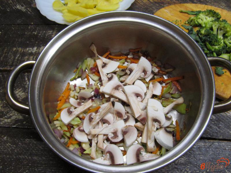 Фото приготовление рецепта: Куриный суп с брокколи фасолью и шампиньонами шаг №3