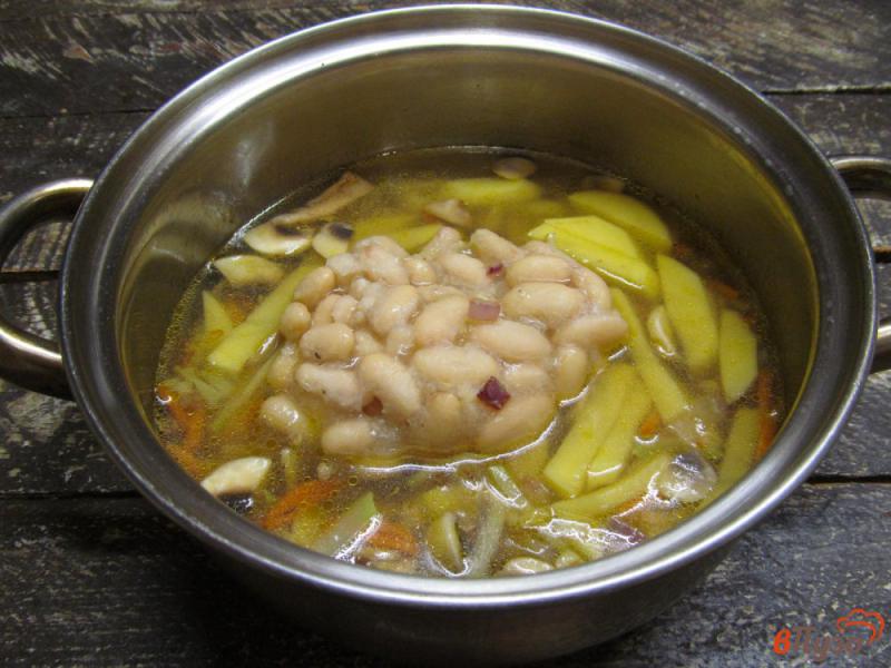 Фото приготовление рецепта: Куриный суп с брокколи фасолью и шампиньонами шаг №5