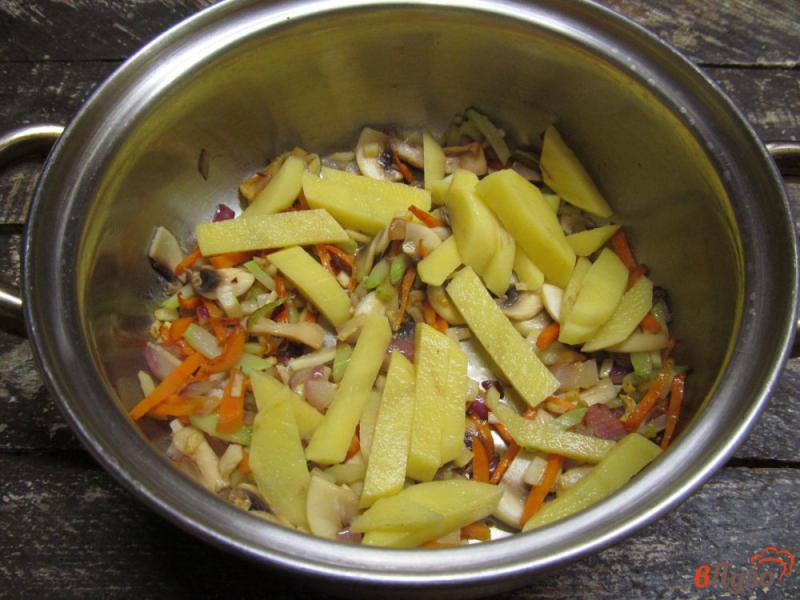 Фото приготовление рецепта: Куриный суп с брокколи фасолью и шампиньонами шаг №4