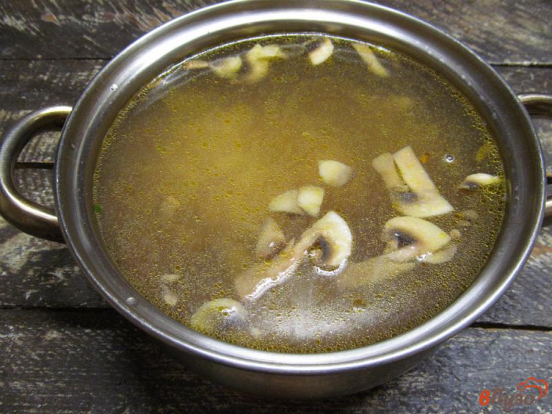 Фото приготовление рецепта: Куриный суп с брокколи фасолью и шампиньонами шаг №6