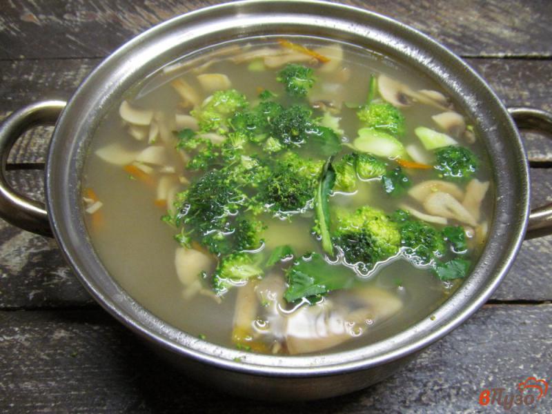 Фото приготовление рецепта: Куриный суп с брокколи фасолью и шампиньонами шаг №7