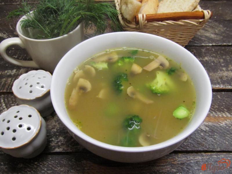 Фото приготовление рецепта: Куриный суп с брокколи фасолью и шампиньонами шаг №8
