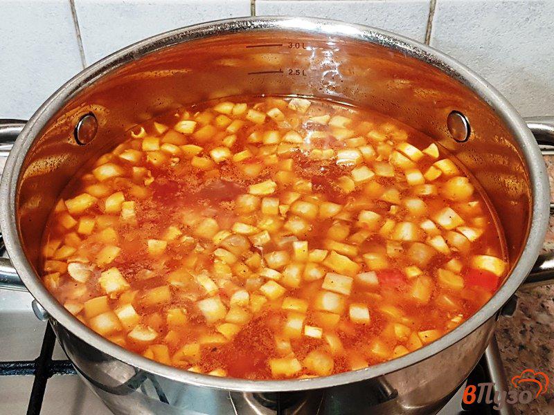 Фото приготовление рецепта: Суп с равиоли шаг №8