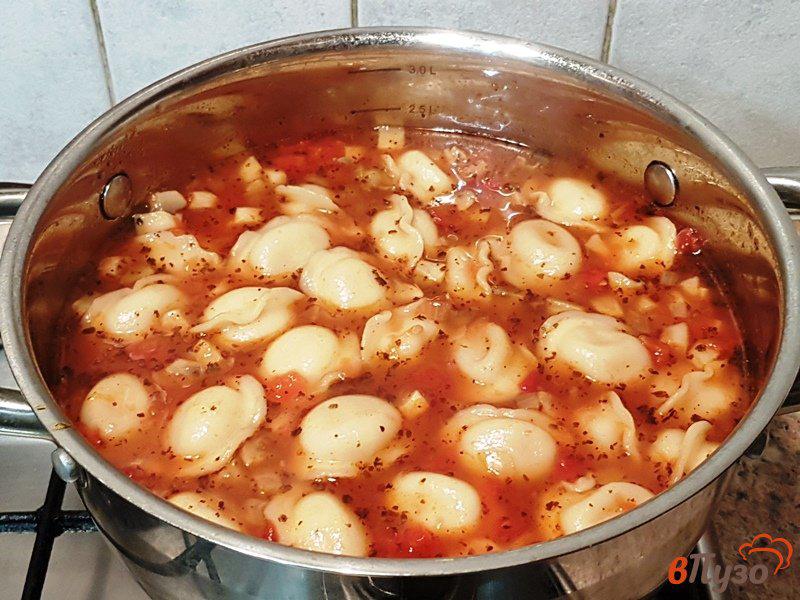 Фото приготовление рецепта: Суп с равиоли шаг №10