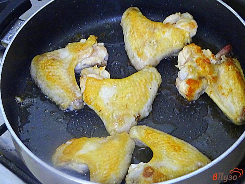Фото приготовление рецепта: Жаркое из куриных крылышек и картофеля. шаг №3