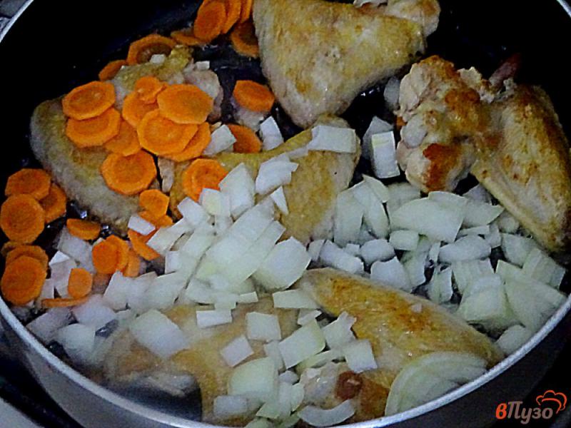 Фото приготовление рецепта: Жаркое из куриных крылышек и картофеля. шаг №4