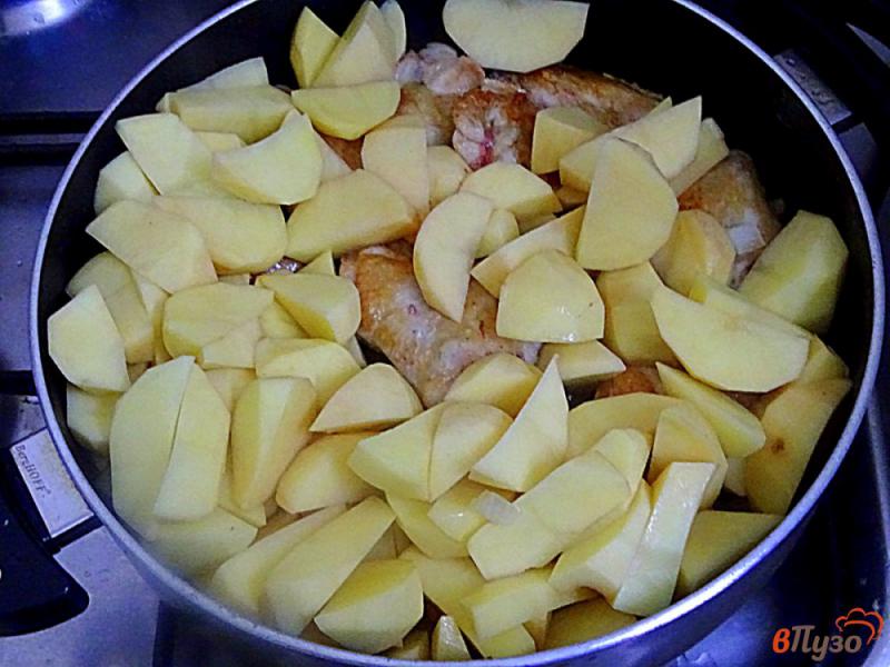 Фото приготовление рецепта: Жаркое из куриных крылышек и картофеля. шаг №5