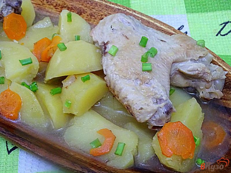 Фото приготовление рецепта: Жаркое из куриных крылышек и картофеля. шаг №6