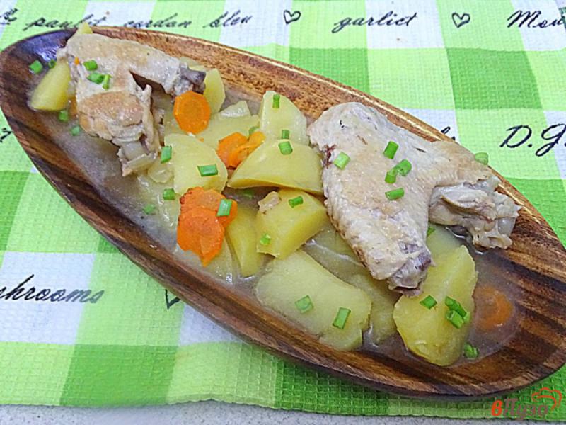 Фото приготовление рецепта: Жаркое из куриных крылышек и картофеля. шаг №7