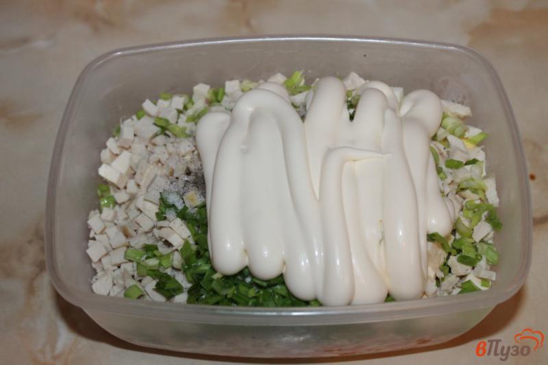 Фото приготовление рецепта: Салат с курицей и плавленым сыром шаг №5