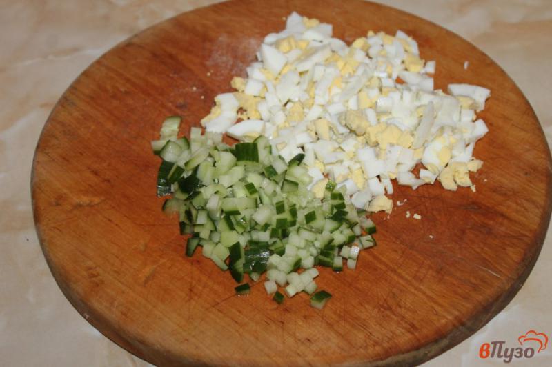 Фото приготовление рецепта: Салат с курицей и плавленым сыром шаг №2