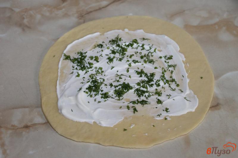 Фото приготовление рецепта: Пицца «кальцоне» с сыром и колбасой шаг №3