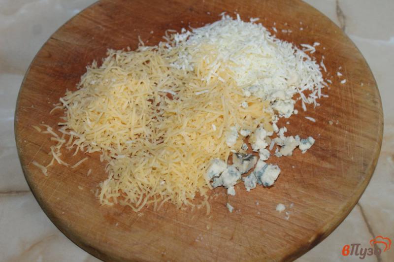 Фото приготовление рецепта: Пицца «кальцоне» с сыром и колбасой шаг №4