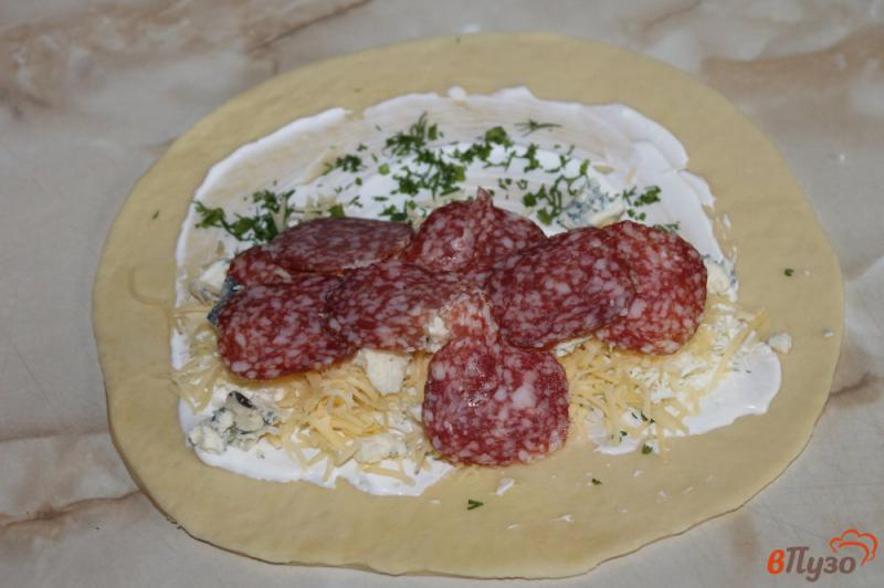 Фото приготовление рецепта: Пицца «кальцоне» с сыром и колбасой шаг №6