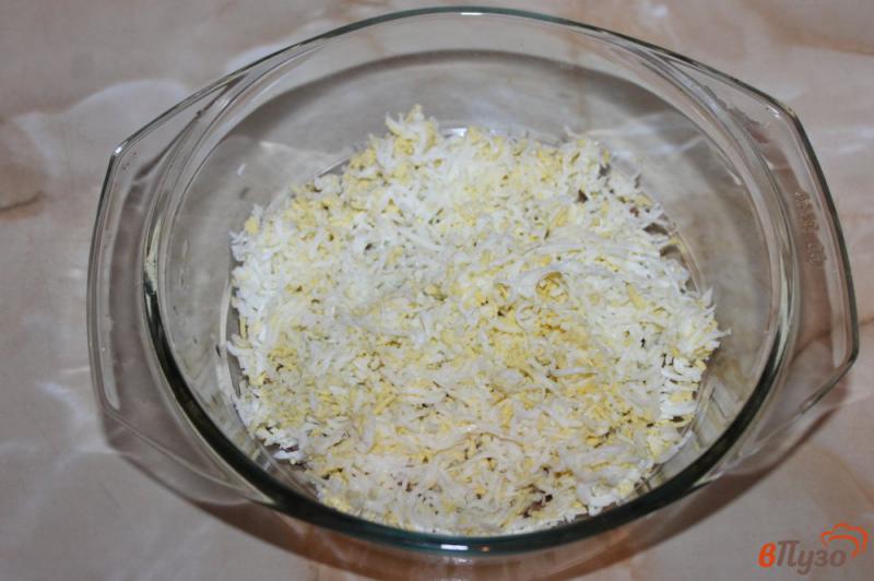 Фото приготовление рецепта: Салат с консервированным тунцом и яйцом шаг №2