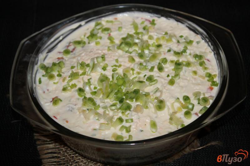 Фото приготовление рецепта: Салат с консервированным тунцом и яйцом шаг №5