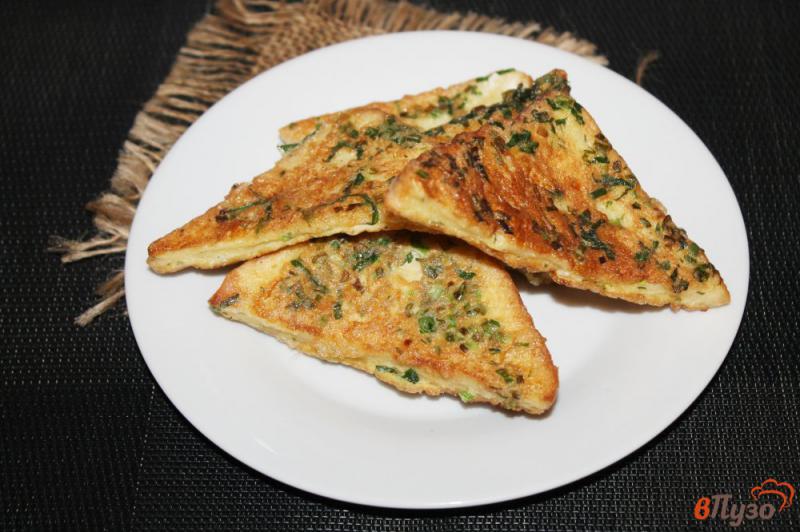 Фото приготовление рецепта: Тосты в яичной панировке с зеленью шаг №7
