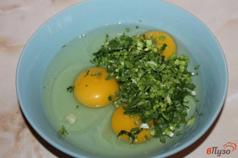Фото приготовление рецепта: Тосты в яичной панировке с зеленью шаг №3