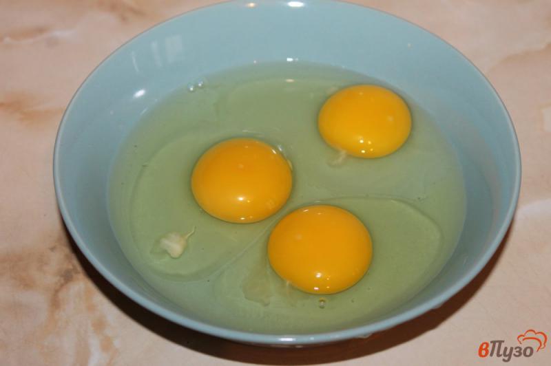 Фото приготовление рецепта: Тосты в яичной панировке с зеленью шаг №2
