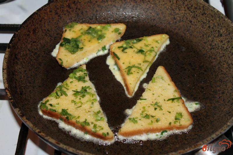 Фото приготовление рецепта: Тосты в яичной панировке с зеленью шаг №6
