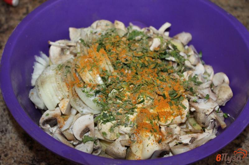 Фото приготовление рецепта: Картофель тушеный в рукаве с грибами и луком шаг №5