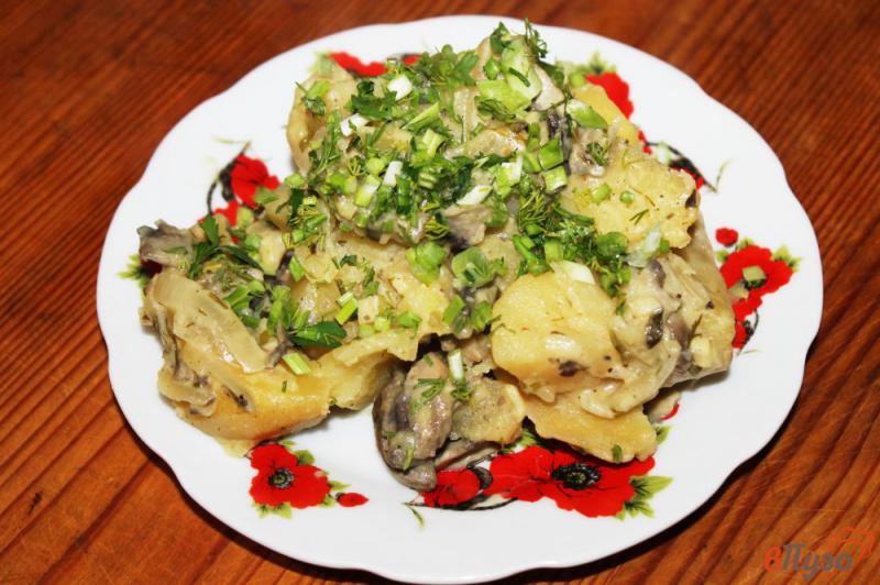 Фото приготовление рецепта: Картофель тушеный в рукаве с грибами и луком шаг №7