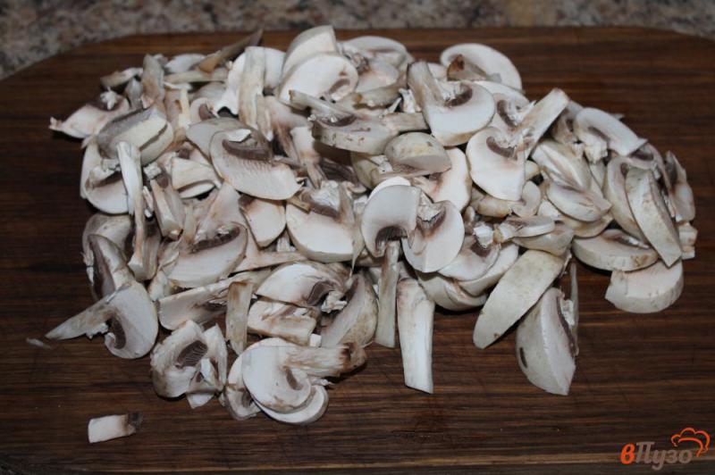 Фото приготовление рецепта: Картофель тушеный в рукаве с грибами и луком шаг №2