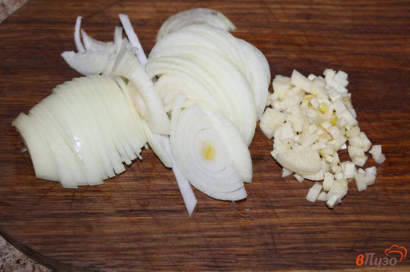 Фото приготовление рецепта: Картофель тушеный в рукаве с грибами и луком шаг №3