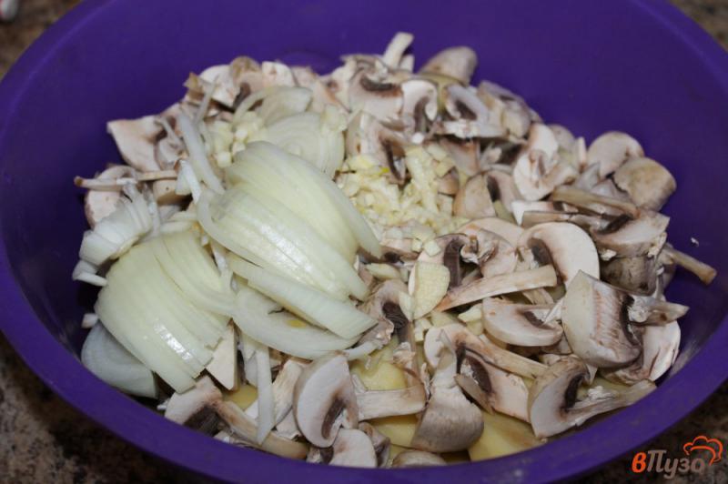 Фото приготовление рецепта: Картофель тушеный в рукаве с грибами и луком шаг №4