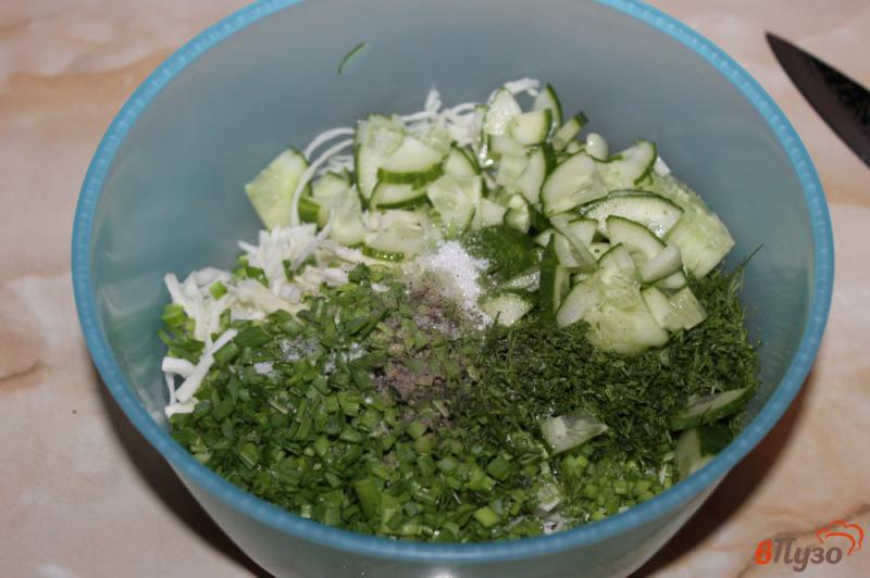 Фото приготовление рецепта: Капустный салат с огурцом и миксом зелени шаг №4
