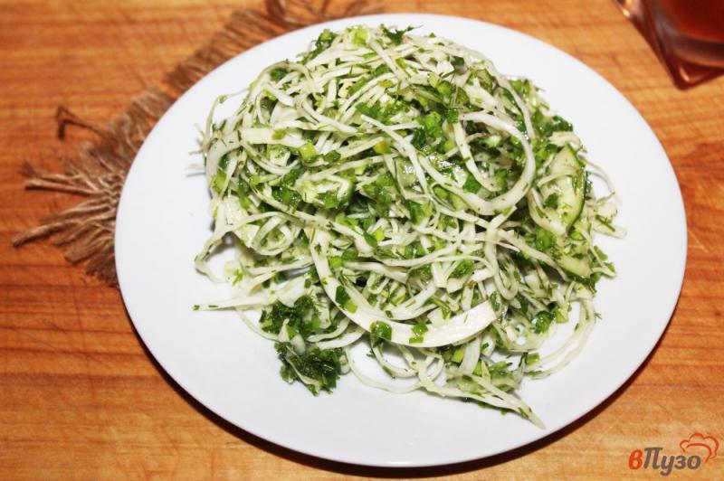 Фото приготовление рецепта: Капустный салат с огурцом и миксом зелени шаг №5