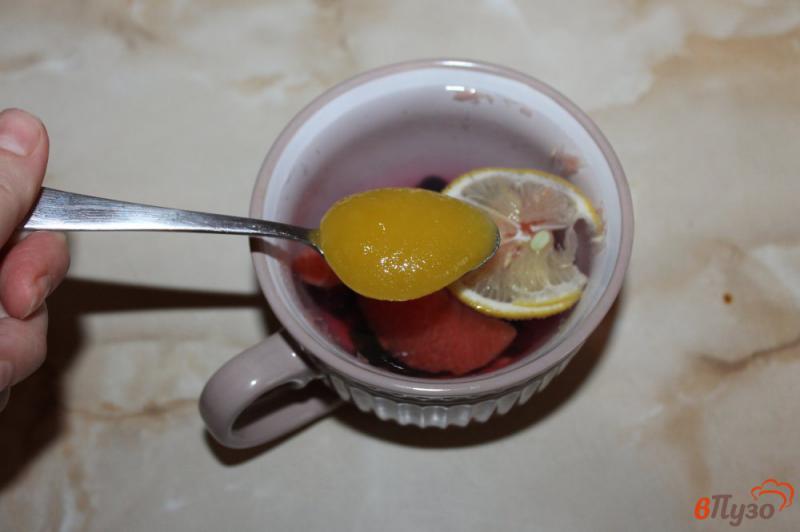 Фото приготовление рецепта: Чай цитрусовый со смородиной и медом шаг №4