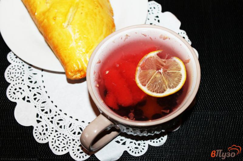 Фото приготовление рецепта: Чай цитрусовый со смородиной и медом шаг №5