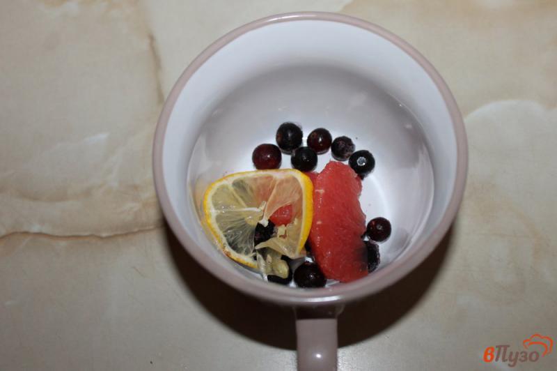 Фото приготовление рецепта: Чай цитрусовый со смородиной и медом шаг №2