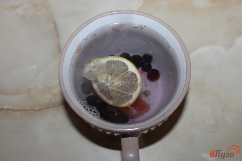 Фото приготовление рецепта: Чай цитрусовый со смородиной и медом шаг №3