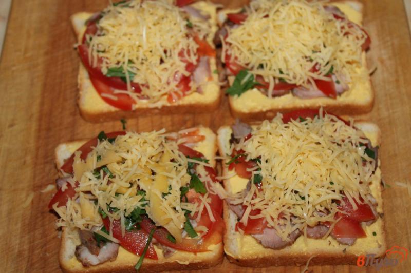 Фото приготовление рецепта: Тосты как пицца со свининой, помидорами и сыром шаг №4