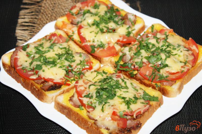 Фото приготовление рецепта: Тосты как пицца со свининой, помидорами и сыром шаг №5
