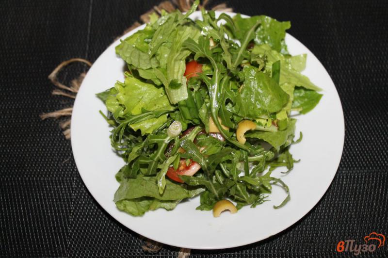 Фото приготовление рецепта: Зеленый салат с помидорами и оливками шаг №5