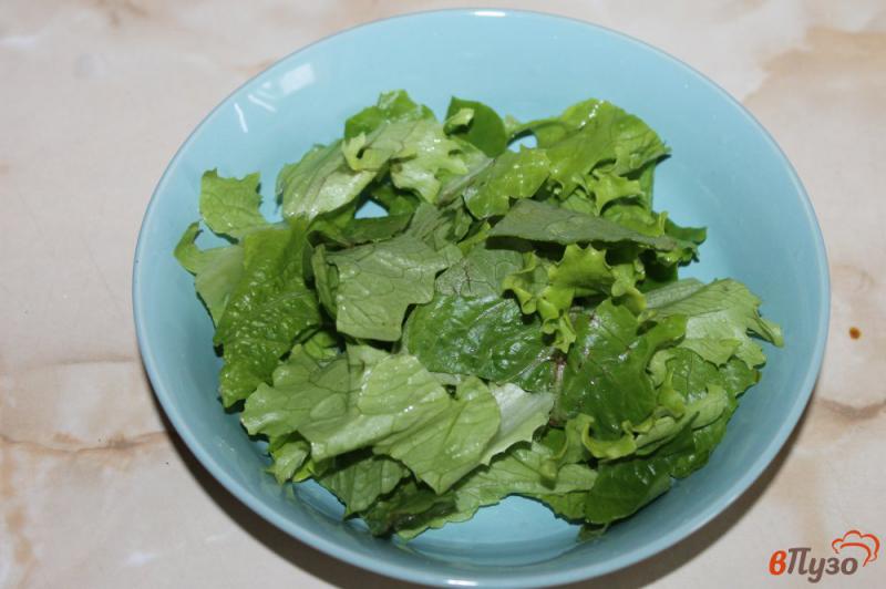 Фото приготовление рецепта: Зеленый салат с помидорами и оливками шаг №1