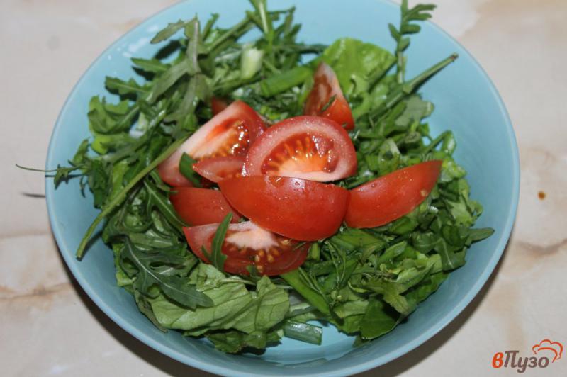 Фото приготовление рецепта: Зеленый салат с помидорами и оливками шаг №3