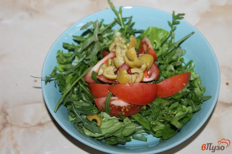 Фото приготовление рецепта: Зеленый салат с помидорами и оливками шаг №4