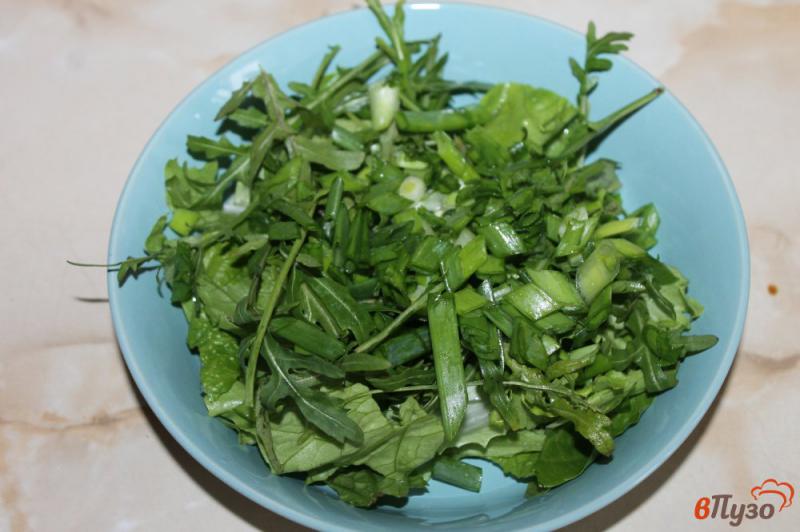 Фото приготовление рецепта: Зеленый салат с помидорами и оливками шаг №2