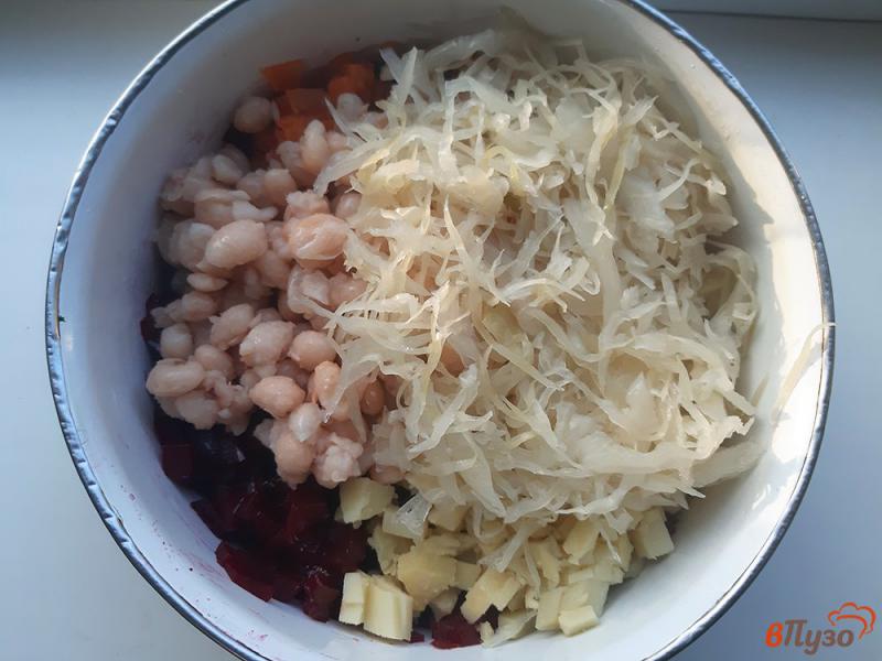 Фото приготовление рецепта: Винегрет с маринованной капустой и фасолью шаг №5