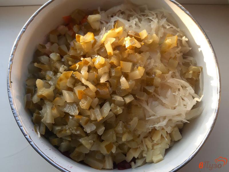 Фото приготовление рецепта: Винегрет с маринованной капустой и фасолью шаг №6