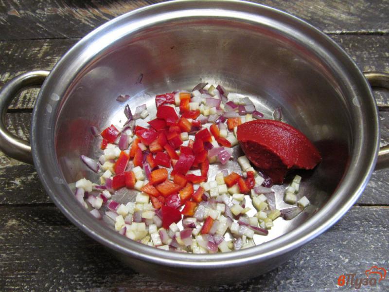 Фото приготовление рецепта: Томатный суп с маринованной капустой и кукурузной крупой шаг №3