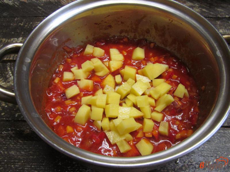 Фото приготовление рецепта: Томатный суп с маринованной капустой и кукурузной крупой шаг №5