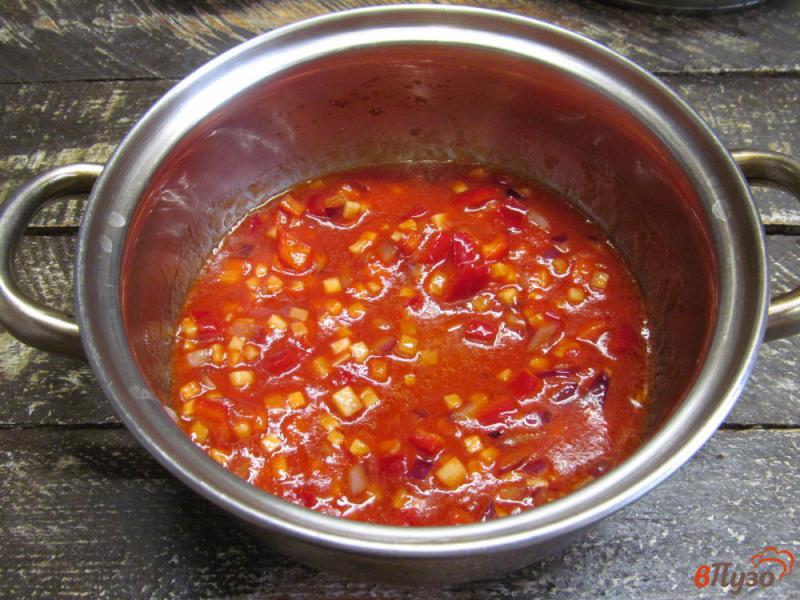 Фото приготовление рецепта: Томатный суп с маринованной капустой и кукурузной крупой шаг №4